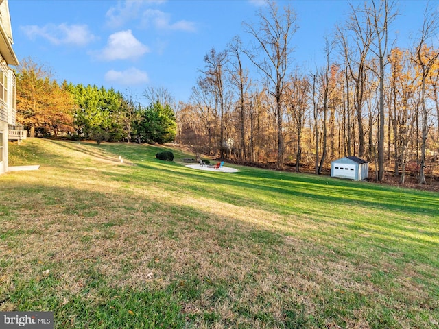 view of yard with an outdoor structure