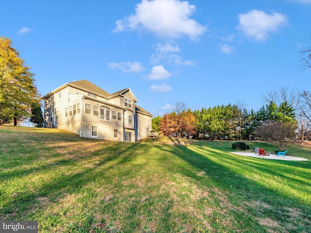 view of yard featuring a patio