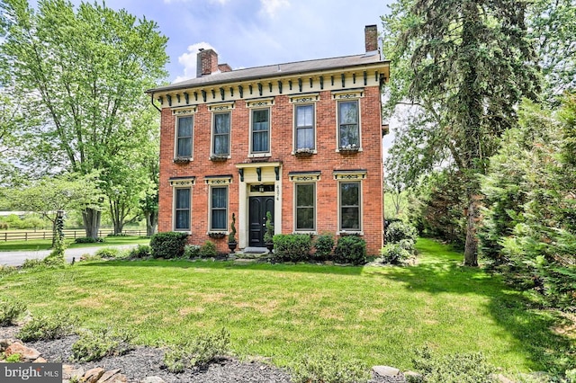 view of front facade featuring a front yard