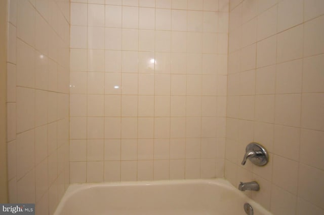 bathroom featuring tiled shower / bath combo