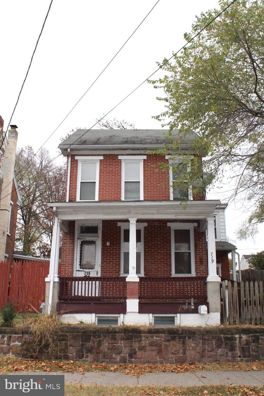 view of front of property featuring a porch