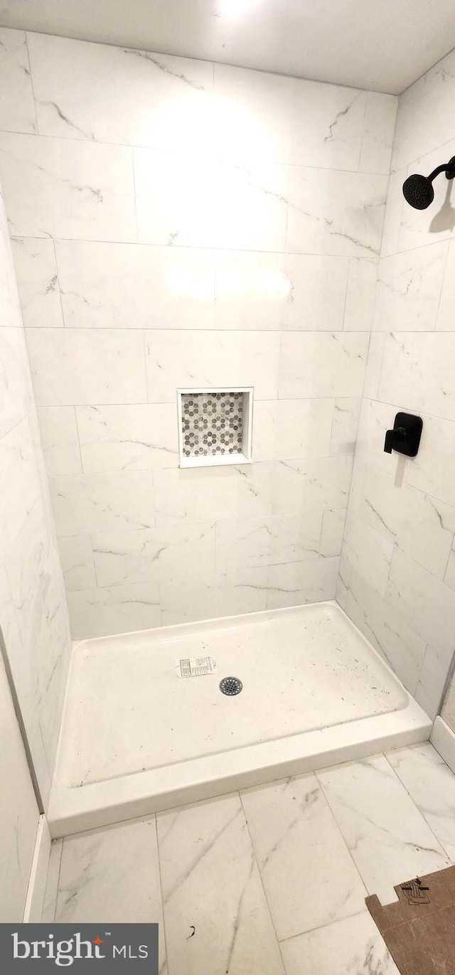 bathroom featuring a tile shower