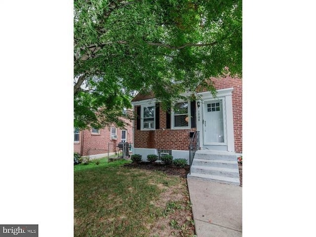 view of front facade featuring a front yard