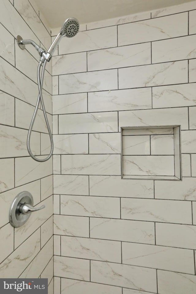 bathroom featuring a tile shower