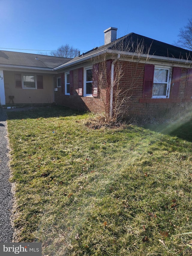 view of side of property featuring a yard