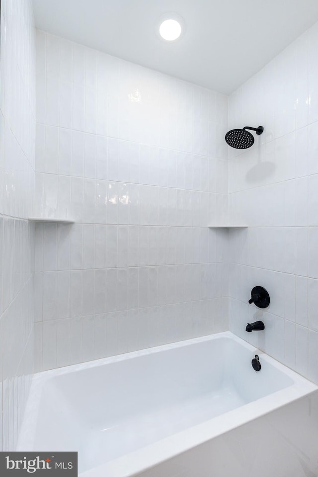 bathroom featuring tiled shower / bath combo