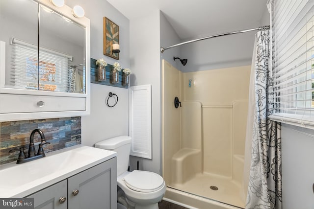 bathroom featuring a shower with curtain, vanity, a wealth of natural light, and tasteful backsplash