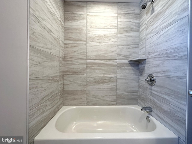 bathroom featuring tiled shower / bath combo