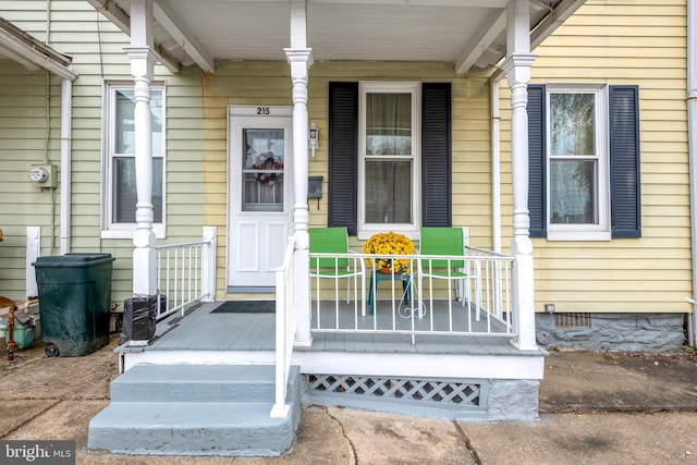 property entrance featuring a porch