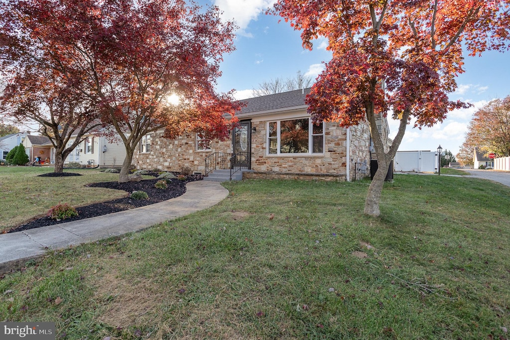 view of front of house with a front yard