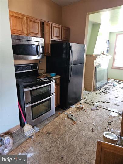 kitchen featuring appliances with stainless steel finishes