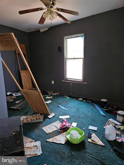 unfurnished bedroom featuring ceiling fan