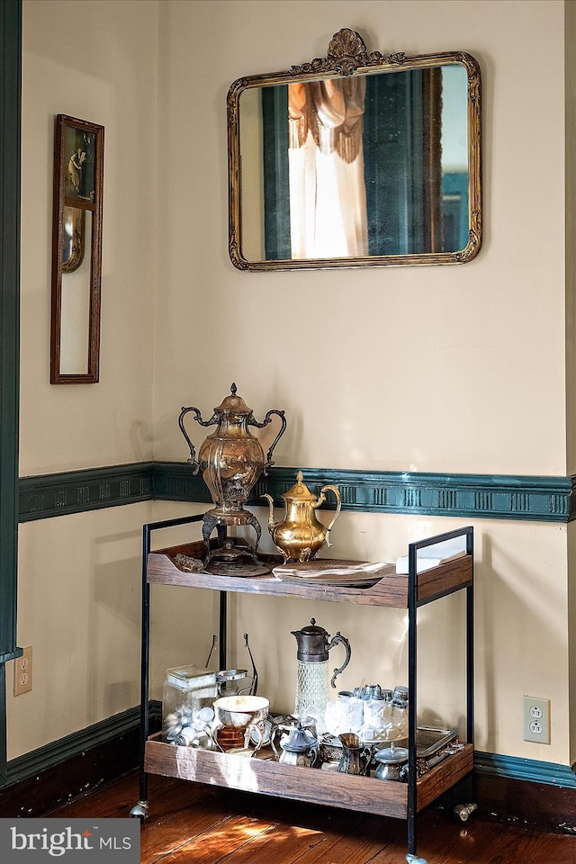 interior details with hardwood / wood-style floors