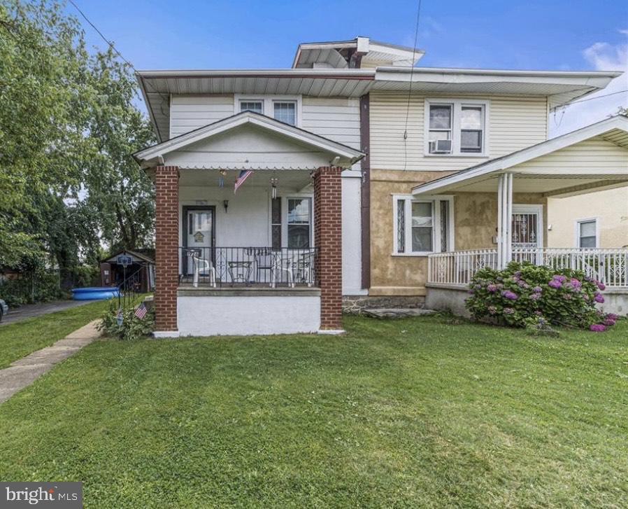 view of front of house featuring a porch and a front lawn