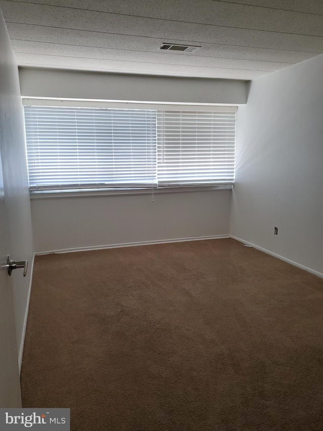 unfurnished room with carpet flooring