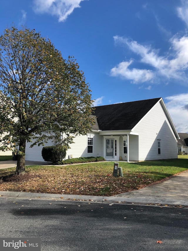 view of front of house featuring a front yard