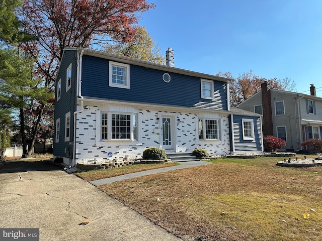 view of front facade with a front lawn