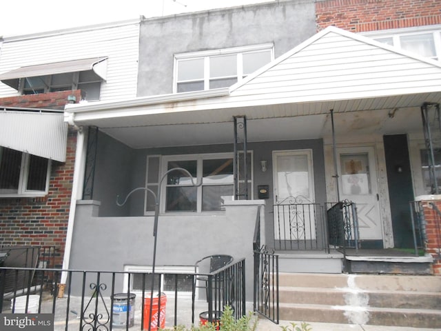 entrance to property featuring a porch