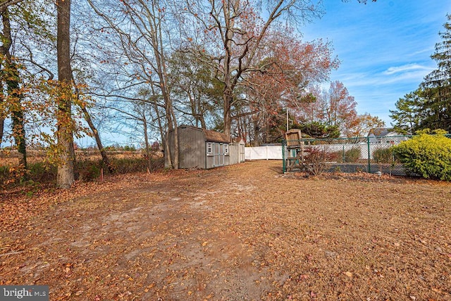 view of yard featuring a storage shed