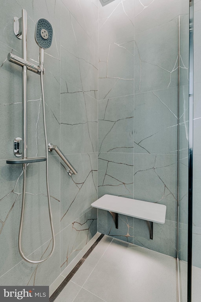 bathroom featuring tiled shower