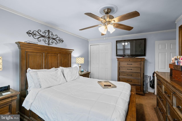 bedroom with ceiling fan, dark carpet, crown molding, and a closet