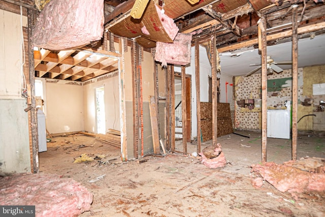 miscellaneous room with washer / clothes dryer and ceiling fan