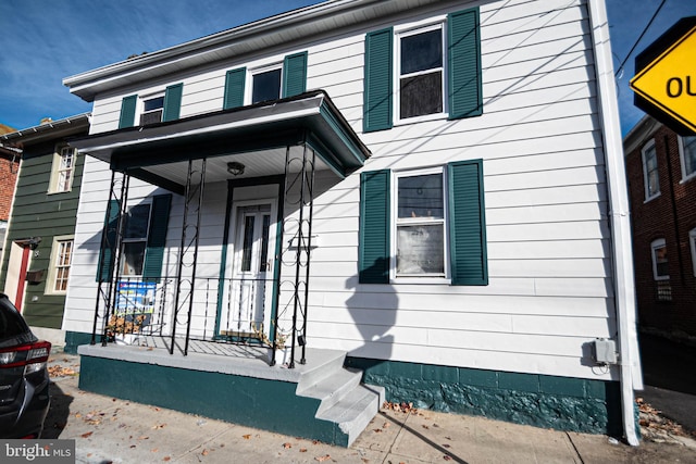 view of front of property featuring covered porch