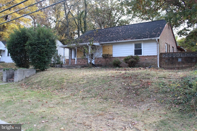 view of front of house featuring a porch and a front yard