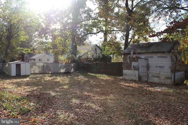 view of yard featuring a storage unit