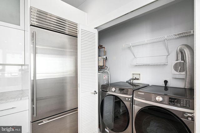 clothes washing area featuring washing machine and dryer