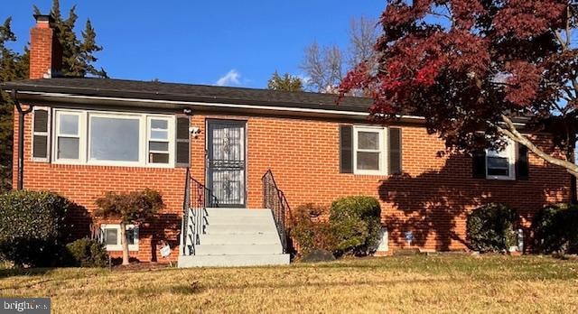 view of front of home featuring a front yard