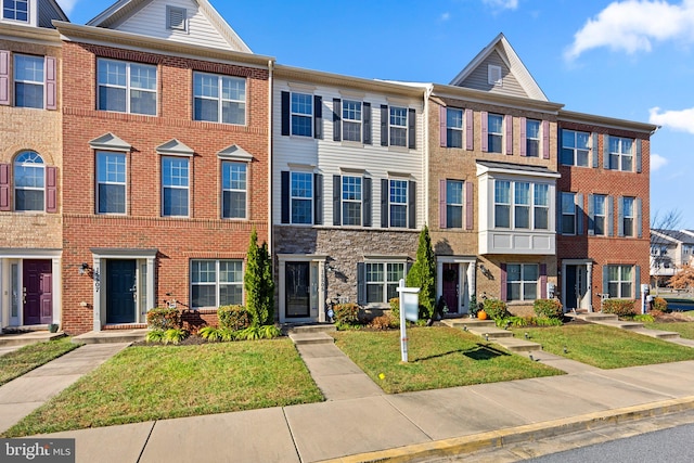 multi unit property featuring a front yard