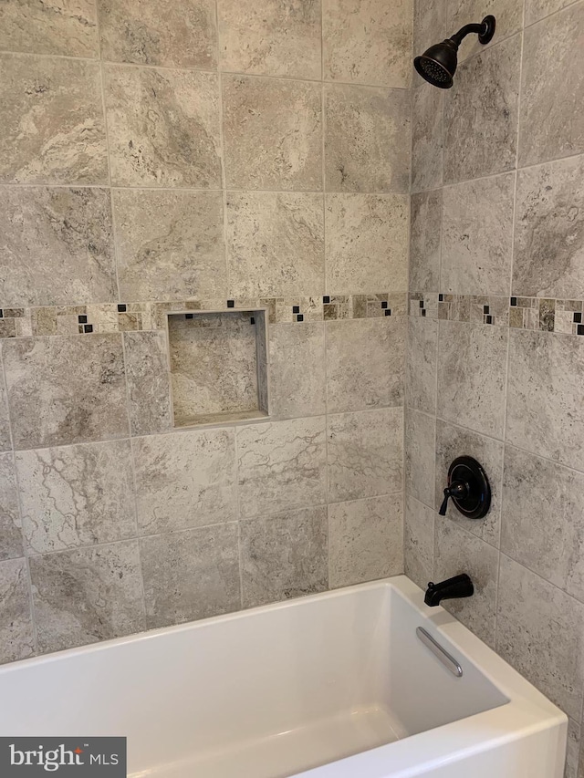 bathroom with tiled shower / bath