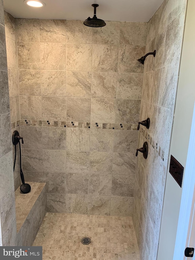 bathroom featuring a tile shower