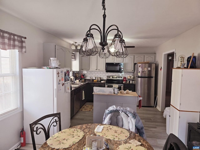 kitchen featuring sink, tasteful backsplash, light hardwood / wood-style floors, gray cabinets, and appliances with stainless steel finishes