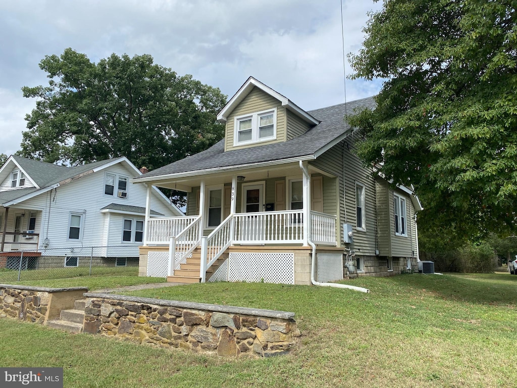 view of front of house with a porch and a front yard