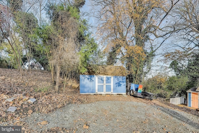 view of yard featuring a storage shed