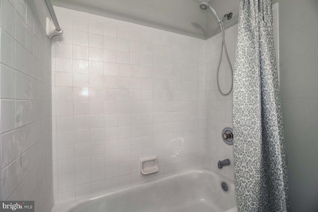 bathroom with shower / bath combo