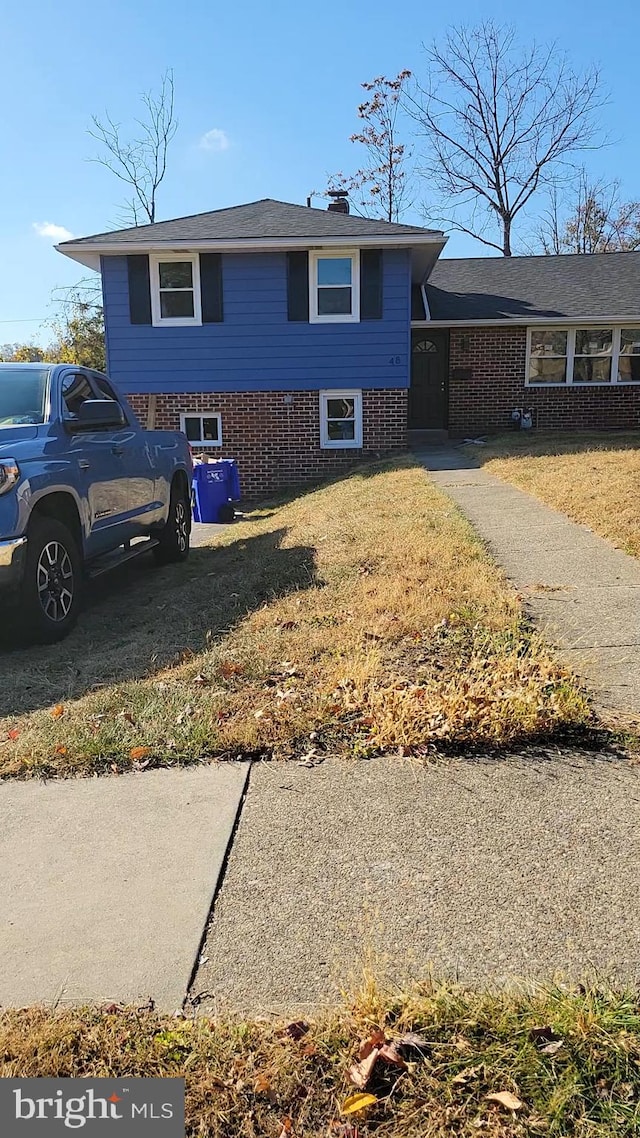 tri-level home featuring a front yard