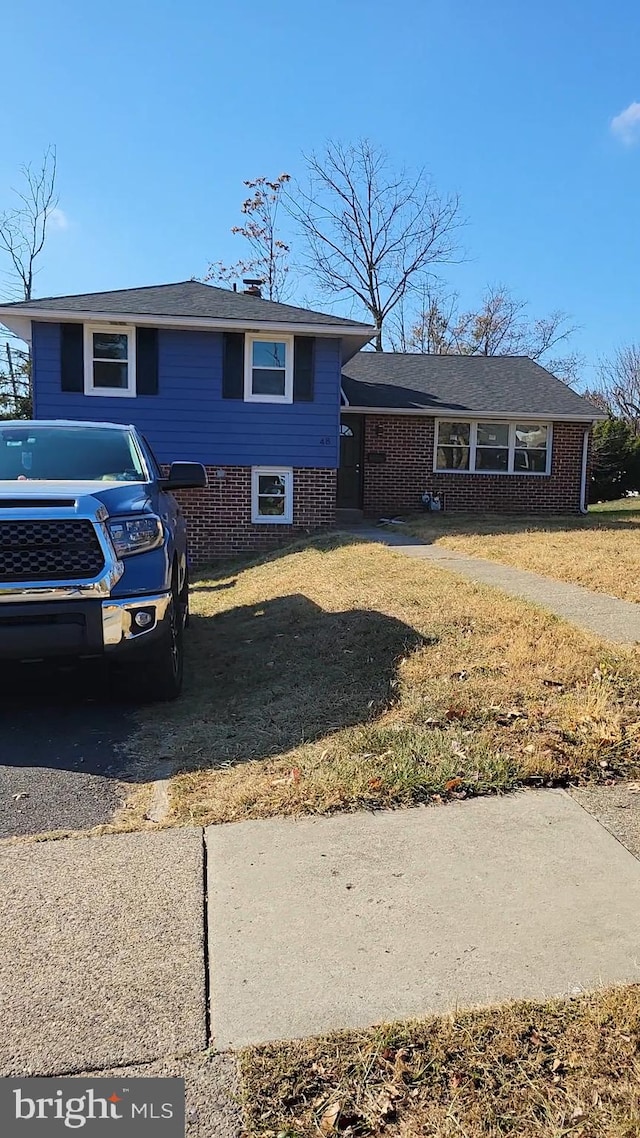 view of front of property featuring a front lawn