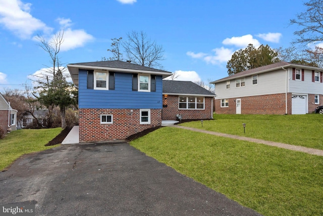 split level home featuring a front yard