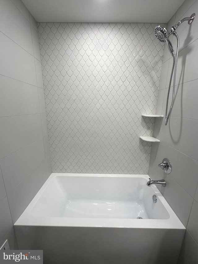 bathroom with bathtub / shower combination