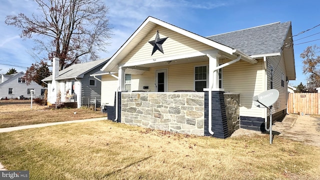 view of front facade featuring a front yard and a porch