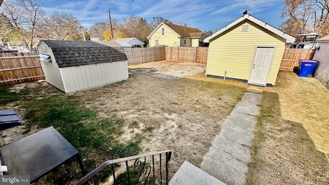 view of yard with a shed