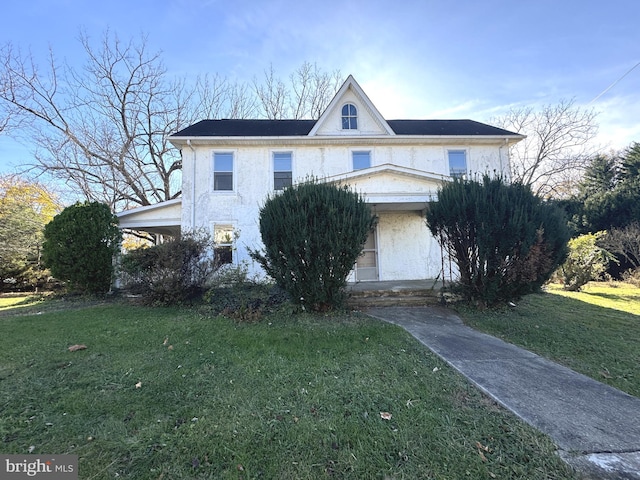 view of front of house featuring a front lawn