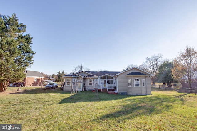 view of front of home featuring a front yard