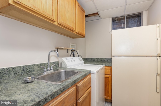 laundry area with washer / clothes dryer, a sink, and cabinet space