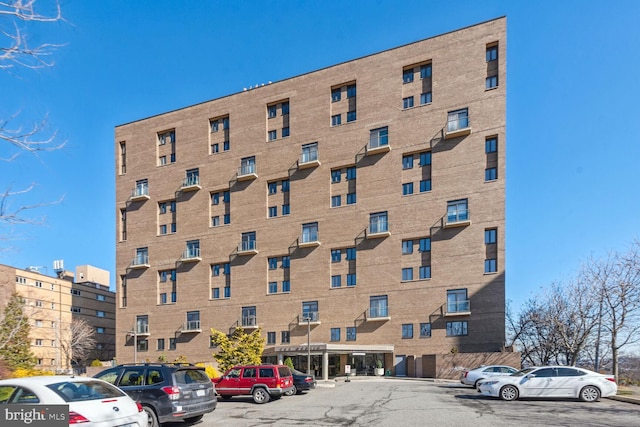1401 N Oak St Unit 903, 905, Arlington, VA 22209 - view of apartment building / complex featuring uncovered parking