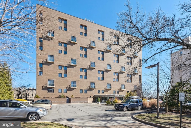 1401 N Oak St Unit 903, 905, Arlington, VA 22209 - view of apartment building / complex with uncovered parking