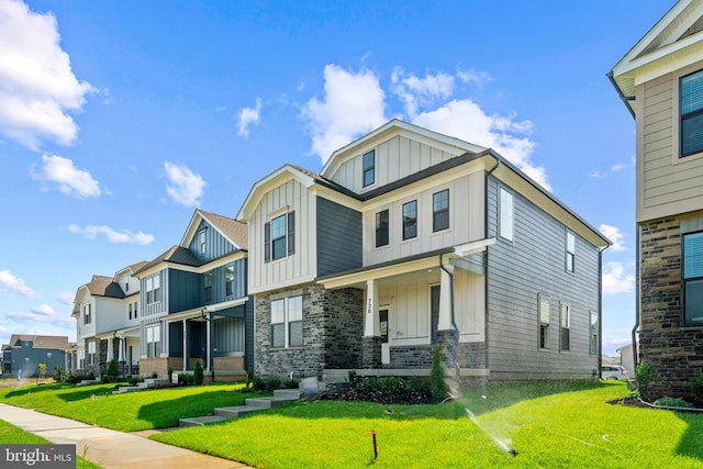 craftsman inspired home featuring a front lawn